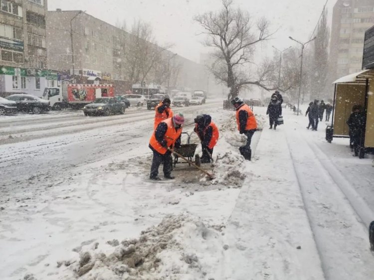 Павлодар қаласында қар тазалауға екі жүз адам шықты