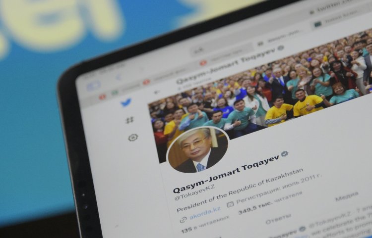 Аккаунт Президента Казахстана лишили «синей галочки» в Twitter