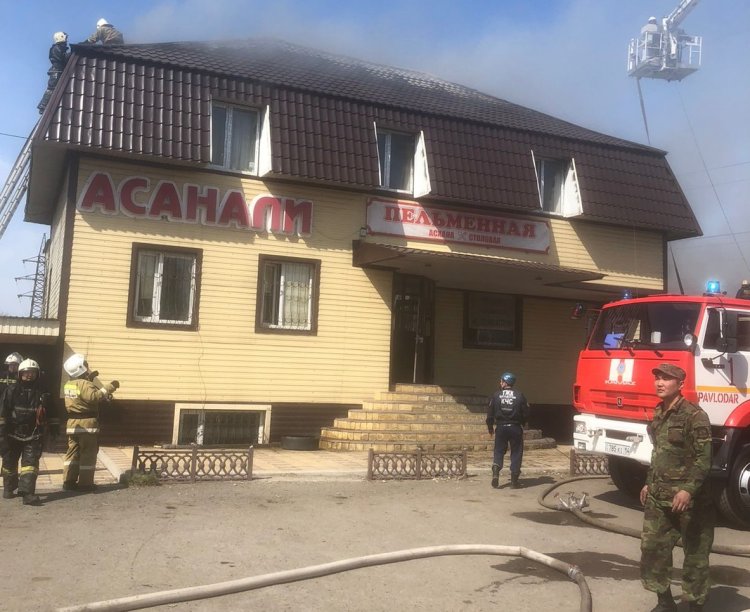 Пенсионера спасли во время пожара в столовой Павлодара