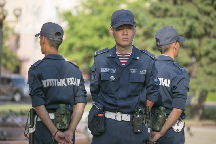 Два уголовных преступника не смогли убежать от гвардейцев в Павлодаре