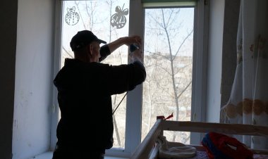 Павлодарда жазасын өтеушілер балалар құламас үшін отбасыларға терезе торын жасады