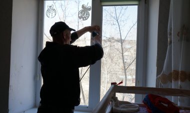 Павлодарские осуждённые помогли уберечь детей от падения с высоты