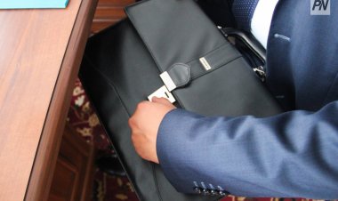 Павлодарда кәсіпкерге құжатты кеш берген әкімдік қызметкері айыппұл арқалады