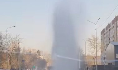 Фонтан горячей воды залил часть улицы в Павлодаре