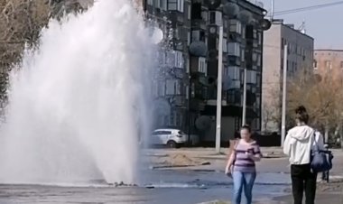 Павлодарда жер астынан субұрқақ пайда болды (ВИДЕО)