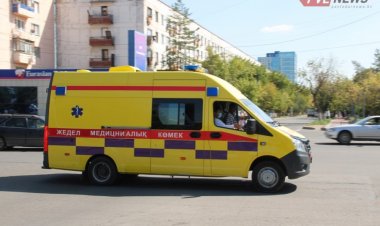 Минивэн опрокинулся на бок после ДТП в Павлодаре