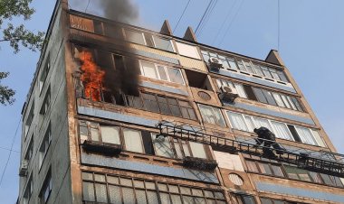 Двоих детей и пять взрослых эвакуировали из-за пожара в многоэтажке Павлодара