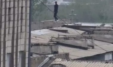 Екібастұзда ер адам көпқабатты үйдің шатырынан секірмек болды