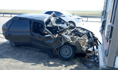 Два павлодарца пострадали в столкновении фуры и седана