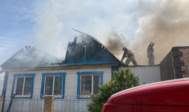 В Экибастузе загорелась крыша частного дома