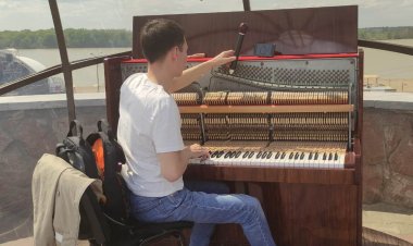Не лупить по клавишам попросил павлодарцев настройщик пианино на набережной