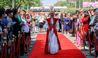 В Павлодаре по красной дорожке прошли работники культуры (ФОТО)