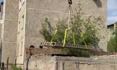 Павлодарда заңсыз салынған дүкен бұзылды (ВИДЕО)