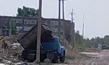 Незаконную свалку у железной дороги устроил житель Аксу