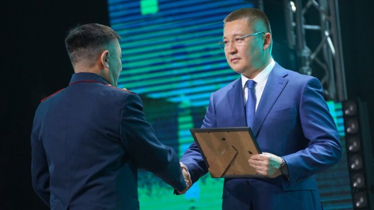 Асаин Байханов поздравил представителей самой мужественной профессии