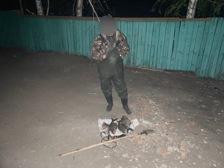 Ночную охоту на леща устроил браконьер в Иртышском районе