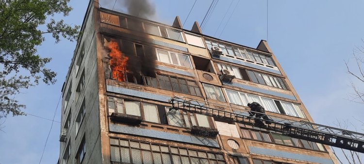 Двоих детей и пять взрослых эвакуировали из-за пожара в многоэтажке Павлодара