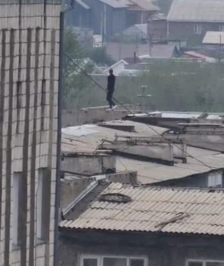 Мужчину от прыжка с крыши дома спасли полицейские Экибастуза