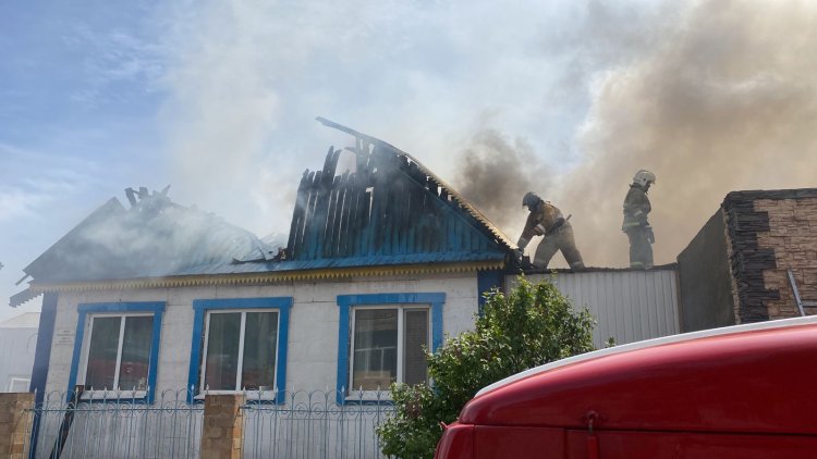 В Экибастузе загорелась крыша частного дома