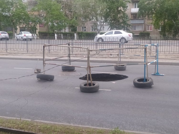 Участок улицы в Павлодаре закрыли из-за провала грунта