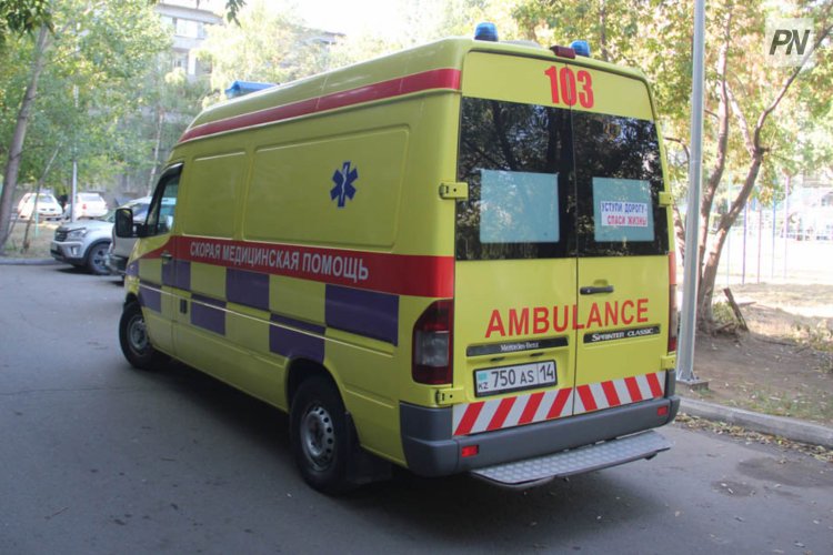 В Павлодаре медики скорой помощи спасли пенсионерку от смерти