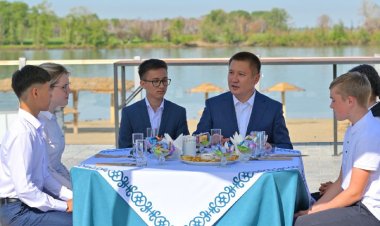 Асайын Байханов аймақтағы үздік балалармен таңғы ас ішті (ВИДЕО)