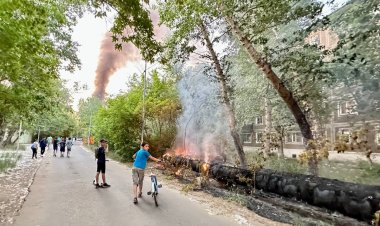 Теплотрасса загорелась за домом в Павлодаре
