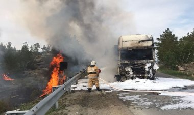КамАЗ горел на трассе: огонь перекинулся на Баянаульский нацпарк