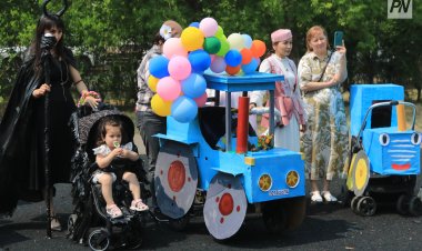 В Павлодаре мамочки проявили фантазию, преобразив детские коляски