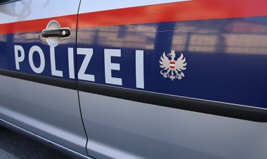 В Австрии мать держала сына в собачьей клетке