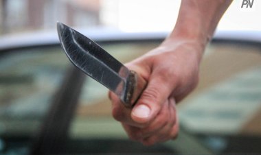 Павлодарда подъезде пышақпен жүгіріп жүрген ер адам көршілердің зәресін ұшырды (ВИДЕО)