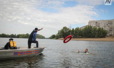 Павлодарда мас ер адам өзен арқылы жүзіп өтпек болды (ВИДЕО)