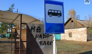 Автобус снёс остановку в Павлодаре