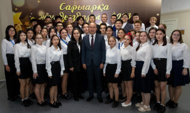 Павлодар әкімі дарынды балаларға 100 мың теңгелік сертификаттар табыс етті