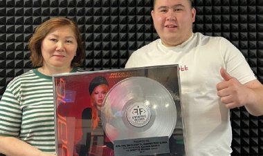 Imanbek платина дискін Павлодар музейіне сыйлады