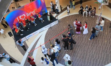 Павлодарда жас домбырашылар  сауда үйін күмбірлеген күйге бөледі (ВИДЕО)