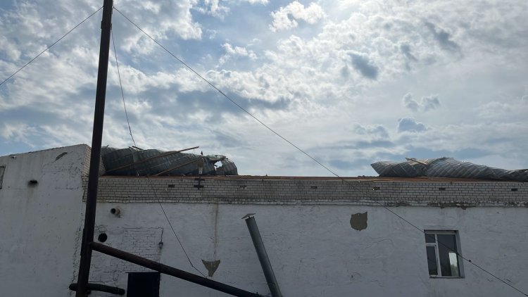 В сельской зоне Аксу сорвало часть крыши КДЦ