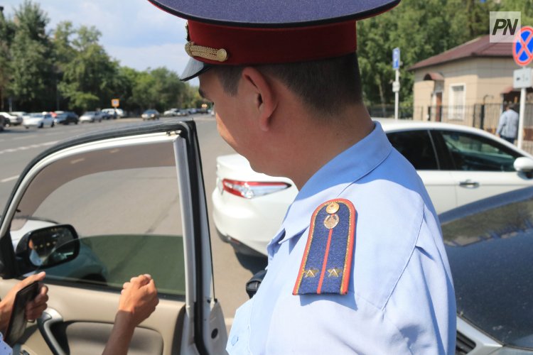 Павлодарда телефонмен сөйлескен көлік жүргізушісіне айыппұл салынды