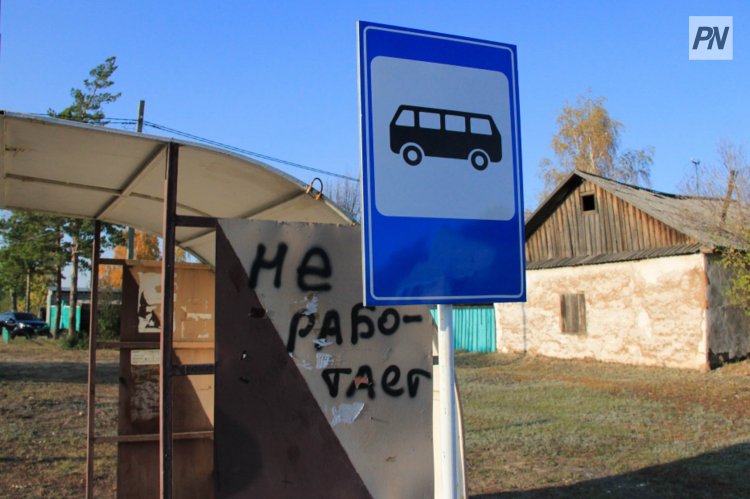 Автобус снёс остановку в Павлодаре