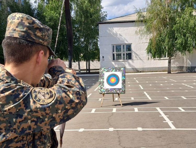 Павлодарда сарбаздар садақ атудан сынға түсті