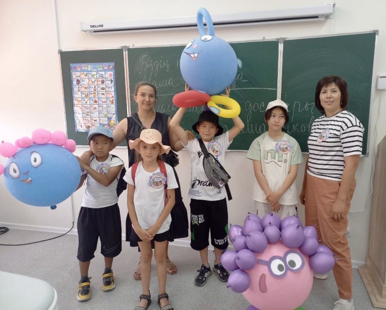 Сказочных персонажей из шаров создали школьники Павлодара