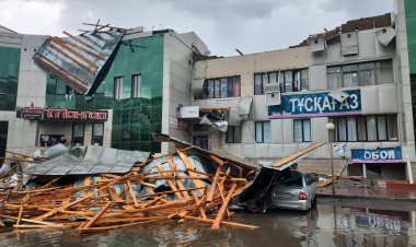 Павлодарда қатты жел сауда үйінің шатырын жұлып кетті