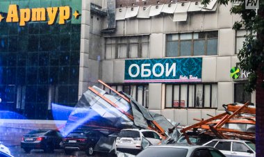 Ветер сорвал крышу торгового дома в Павлодаре
