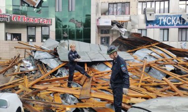 13 машин завалило обломками крыши торгового дома в Павлодаре