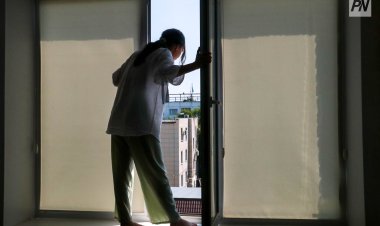 Ақсуда көпқабатты үйдің төбесінен секірмек болған қыз құтқарылды