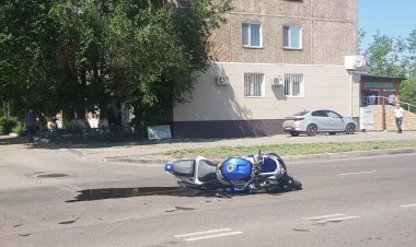 Павлодарда мотоциклшіні көлік қағып кетті