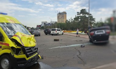 Lexus, «скорая» и ВАЗ столкнулись на перекрёстке в Павлодаре