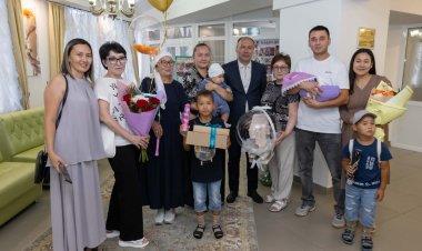 Мамам новорождённых павлодарцев вручили подарки