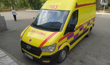 Павлодарда мазасыз әке санитарлық көліктің әйнегін сындырды