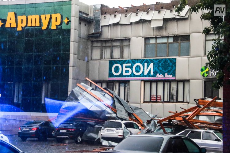 Ветер сорвал крышу торгового дома в Павлодаре